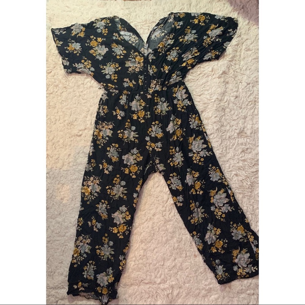 ✨American Eagle Floral Jumpsuit✨